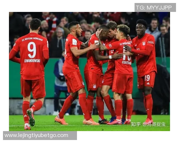 拜仁慕尼黑25-26赛季全家福展现新援风采与德超杯沙拉盘荣耀 拜仁慕尼黑25-26赛季全家福展现新援风采与德超杯沙拉盘荣耀