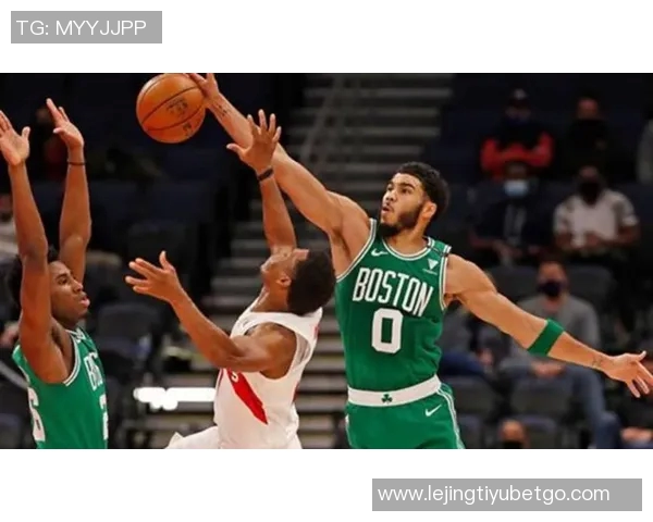 布朗谈场下观赛感受与獭兔默契配合的全新体验